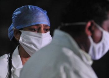 ‘तेरा मुझसे है पहले का नाता कोई.’, गाना गाकर एक बेटे ने दी अपनी कोरोना पॉजिटिव माँ को दी अंतिम विदाई