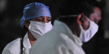 ‘तेरा मुझसे है पहले का नाता कोई.’, गाना गाकर एक बेटे ने दी अपनी कोरोना पॉजिटिव माँ को दी अंतिम विदाई