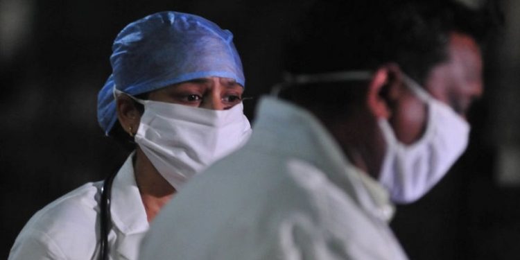 ‘तेरा मुझसे है पहले का नाता कोई.’, गाना गाकर एक बेटे ने दी अपनी कोरोना पॉजिटिव माँ को दी अंतिम विदाई