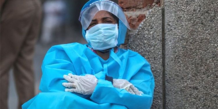 भारत में कोविड-19 की संक्रमण की संख्या बाकी देशो के कुल मामलो से भी आगे।