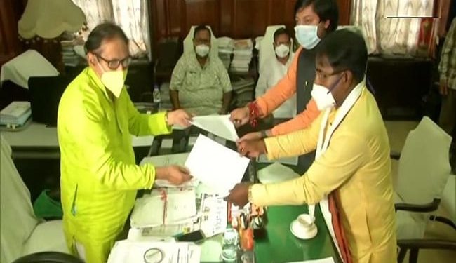 पश्चिम बंगाल में बीजेपी के दो सांसदो ने अपने  MLA पद से दिया इस्तीफा, हाल में जीता था चुनाव
