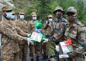 ईद के मौके पर भारत पकिस्तान ने एक दूसरे को मिठाई देकर दी बधाई