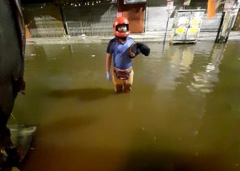 Dominos shared a pic of a pizza delivery guy, delivering pizza in a heavy rain; gained much positive comments on twitter