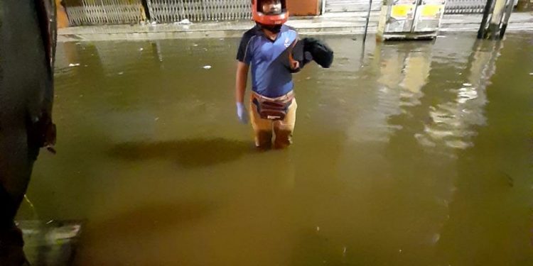Dominos shared a pic of a pizza delivery guy, delivering pizza in a heavy rain; gained much positive comments on twitter