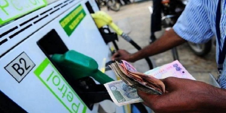 Petrol price hiked for 14th time in a month, crosses Rs 100 in Thane