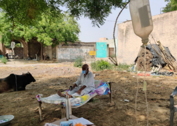 People are getting covid treatments under the tree on cots in UP village