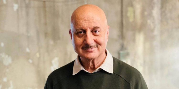 Oxygen concentrators and BiPAP Machines donated by Anupam Kher to Mumbai Civic Body