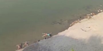 Bihar : Bodies of suspected covid patients found floating in Ganga