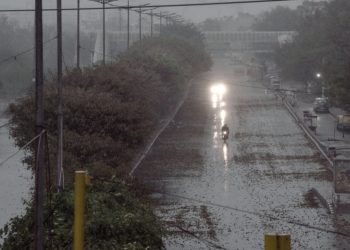 Delhi wakes up to light drizzle, cloudy sky; mercury touches 26 degree Celsius