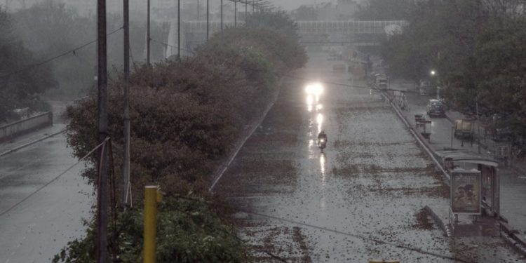 Delhi wakes up to light drizzle, cloudy sky; mercury touches 26 degree Celsius