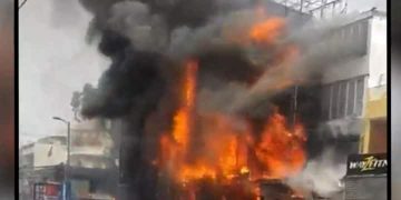 Huge fire broke out at lajpat nagar showroom, None injured.