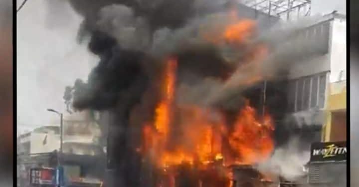 Huge fire broke out at lajpat nagar showroom, None injured.