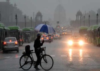Heavy Rain, Strong winds in Delhi, cools down the summer heat.