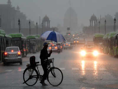 Heavy Rain, Strong winds in Delhi, cools down the summer heat.