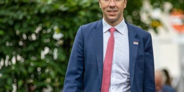 UK Health Minister Matt Hancock’s picture of kissing Aide surfaces on the front page , says “ he is very sorry” .