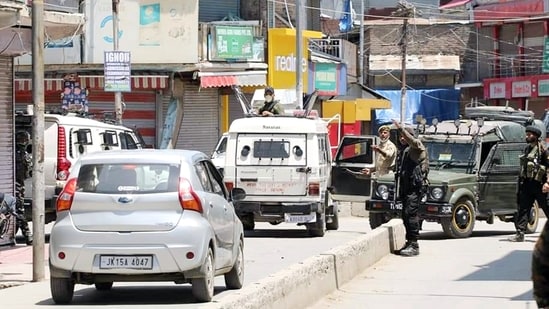 3 terrorists, including top LeT militant killed in sopore encounter .