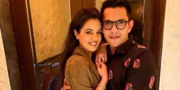 aditya narayan and his wife