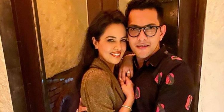 aditya narayan and his wife