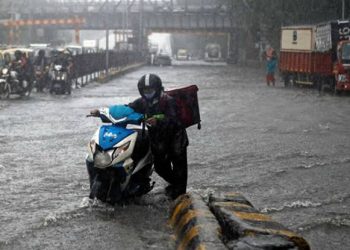 Heavy Rains In Mumbai Causes Flood, Swept Away Cars