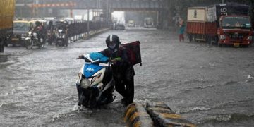 Heavy Rains In Mumbai Causes Flood, Swept Away Cars