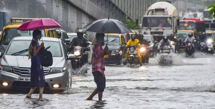 Heavy Rains in Maharashtra Causes Floods, Several Trains Stuck In Water