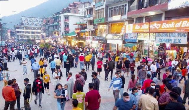 Manali Witnesses Heavy Crowd And Covid-19 Safety Protocols Violation