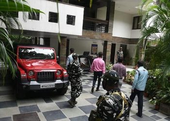 The Opposition protested to oppose raids on dainik bhaskar group.