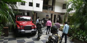 The Opposition protested to oppose raids on dainik bhaskar group.