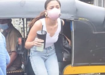 Alia Bhatt hitches an auto ride to work