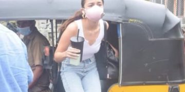 Alia Bhatt hitches an auto ride to work
