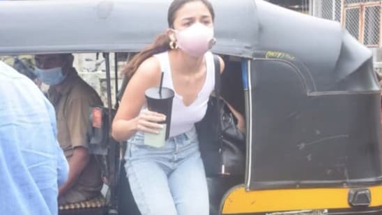 Alia Bhatt hitches an auto ride to work