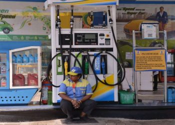 Petrol price cut by Rs. 3 in Tamil Nadu at cost of Rs. 1,160 Crore to state.