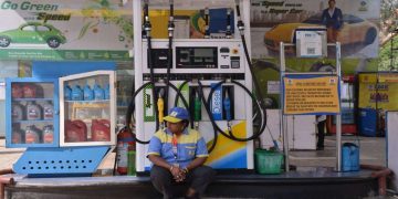 Petrol price cut by Rs. 3 in Tamil Nadu at cost of Rs. 1,160 Crore to state.