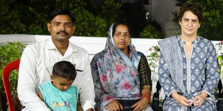 बदसुलूकी का शिकार सपा कार्यकर्ता रितु सिंह ने थामा कांग्रेस का दामन