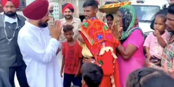 Punjab Chief Minister Channi makes a pit break in Bathinda to greet a newlywed couple.