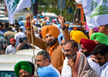 Lakhimpur Kheri: Navjot Singh Sidhu, the Punjab Congress president, was apprehended near the UP border