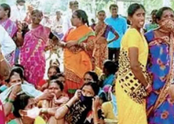 Telangana locals create a ruckus and demand cash in exchange for their votes