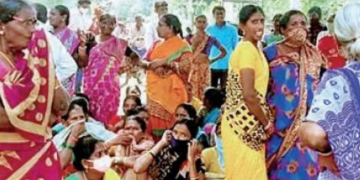 Telangana locals create a ruckus and demand cash in exchange for their votes
