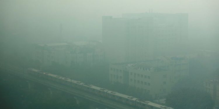As the smog in Delhi worsens, India’s Pollution Control Board advises residents to prepare for an emergency