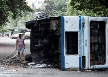 Ex-Sri Lankan Prime Minister Mahinda Rajapaksa and his family retreat to a naval base, triggering riots