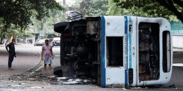 Ex-Sri Lankan Prime Minister Mahinda Rajapaksa and his family retreat to a naval base, triggering riots