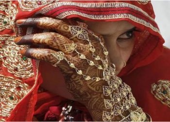 After a power outage during the wedding ceremony, the bride marries her sister's fiancé