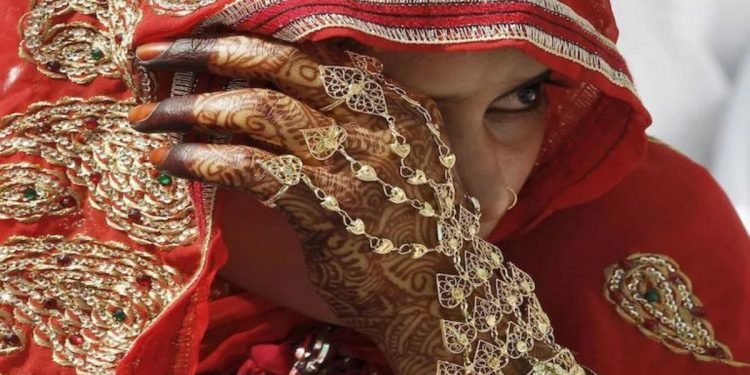 After a power outage during the wedding ceremony, the bride marries her sister's fiancé