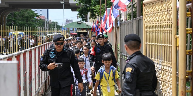 Thailand Seals Border with Cambodia as Clashes Escalate into Aerial Warfare