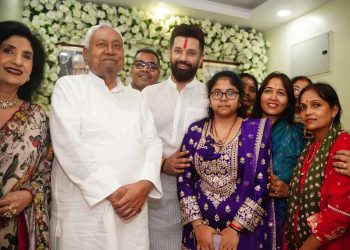 Bihar CM Nitish Kumar Joins Chirag Paswan for Kharna Prasad Ahead of Chhath Puja