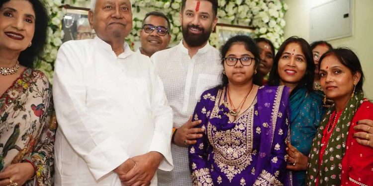 Bihar CM Nitish Kumar Joins Chirag Paswan for Kharna Prasad Ahead of Chhath Puja